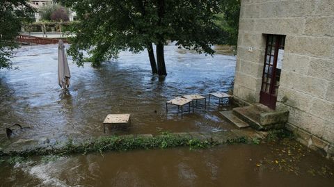 El caudal del Arnoia inundó el cauce del río a su paso por Allariz