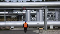 Un vigilante camina junto a unas tuber�as pertenecientes al gasoducto Nord Stream 2, en la localidad alemana de Lubmin