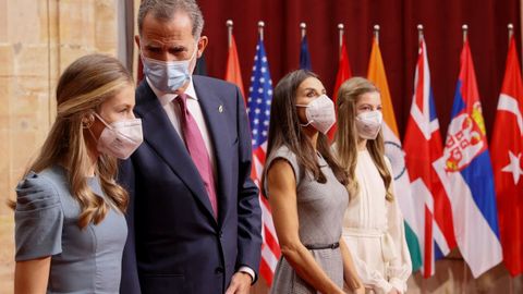 El rey Felipe charla con su hija Leonor, en presencia de Letizia y Sofa, en una de las audencias