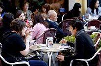 El tabaco se ha limitado en las cafeter�as a las terrazas m�s o menos cubiertas.