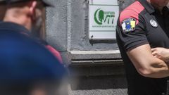 Agentes de la polica canaria registran por orden judicial la sede en Las Palmas de Gran Canaria de la asociacin Quorum Social 77.