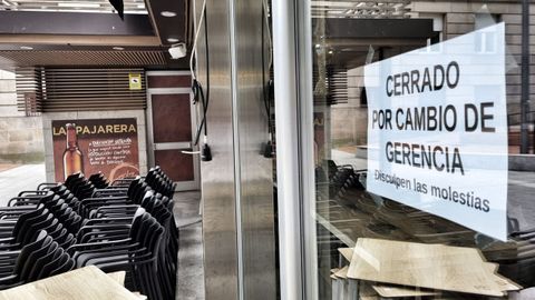 Cartel que anunciaba el cambio de gerencia del local.