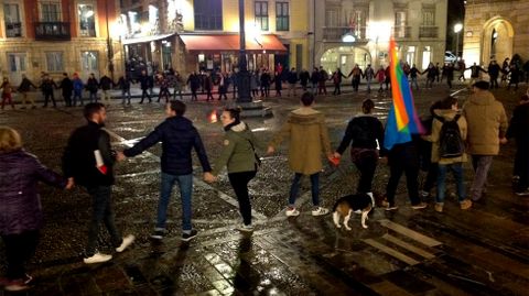 La cadena humana contra el sida, a su llegada a la plaza Mayor de Gij�n