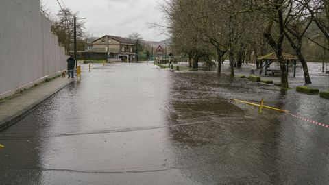 Las aguas del Veronza y el Avia han inundado algunas zonas de la capital de O Ribeiro