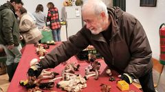 Fernando de la Pe�a, a la derecha, con setas recogidas el pasado fin de semana en O Incio