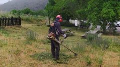 Trabajos de desbroce en una de las �reas recreativas del municipio
