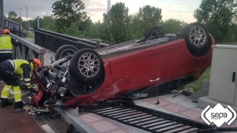 Accidente de tr�fico en la entrada de Pola de Siero de la calle Aclalde Parrondo, el 1 de mayo de 2023.