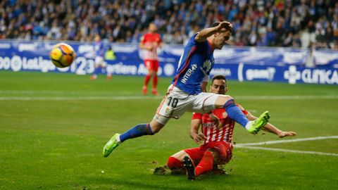 Linares Real Oviedo Almeria Carlos Tartiere.Linares pugna por un balon frente al Almeria