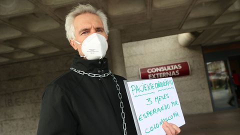 Paciente oncolgico se encadena en el CHUS para reclamar una prueba mdica