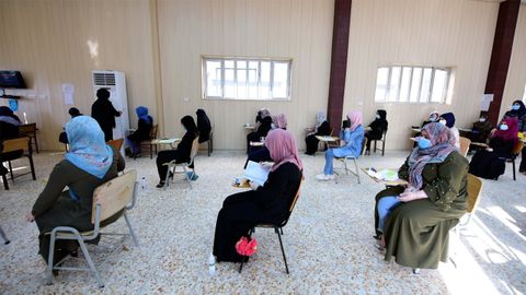 Alumnas dee bachillerato de una escuela iraqu hacen el examen final tras cinco meses con los centros cerrados