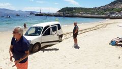 As� fue el rescate de la furgoneta que termin� en la arena de la playa de Rax�