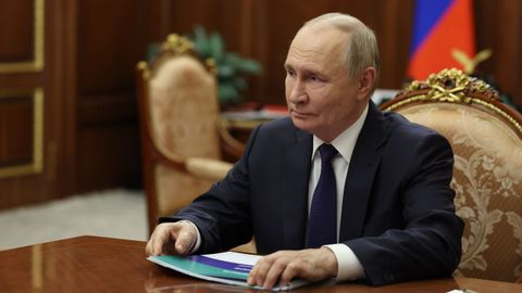 El presidente ruso Vlad�mir Putin se re�ne con el gobernador de la regi�n de Mosc�, Andr�i Vorobiov (no aparece en la imagen), en el Kremlin, en Mosc�, Rusia, el 29 de diciembre de 2025.