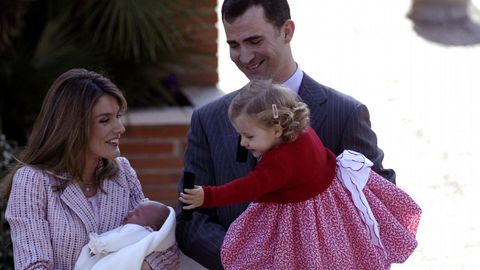 Letizia y Felipe a la salida de la cl�nica R�ber Internacional tras el nacimiento de la infanta Sof�a. 