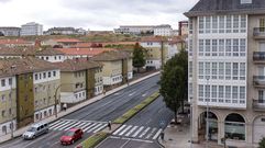 La carretera de Castilla, la frontera: con solo cambiar de acera, se pasa de la zona ms rica (dcha.), a la ms pobre (izda).