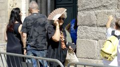 Una turista se abanica por el calor.