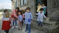 Alumnos de una escuela unitaria de Negreira en una foto de archivo