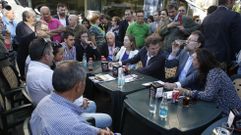 Un grupo de mujeres cantan a Rajoy