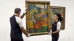 Dos empleados instalan �Nafea Ipoipo faa� de Gauguin en el Museo Reina Sof�a