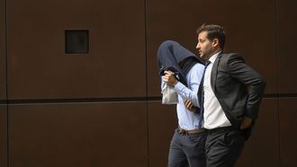 El abogado Alejandro Alvarez-Buylla acompa�a a su defendido tras salir en libertad vigilada, esta tarde en Oviedo. La Polic�a Nacional atribuye un delito de odio a los seis j�venes identificados, como los agresores de dos personas en las fiestas de San Mateo de Oviedo, cinco de los cuales ya est�n detenidos, al considerar que fue un ataque hom�fobo