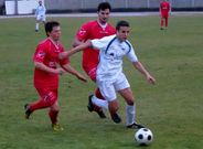 Rub�n Quiroga, que conduce el bal�n, hizo su deb� en A Pinguela con el Club Lemos.