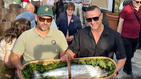 Iv�n Alonso, pescador del campanu 2026; y Javier Gonz�lez, comprador del salm�n
