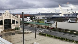 Vista del tramo de muralla ya derribado, frente a la Pescader&iacute;a de Ucha, en una panor&aacute;mica tomada desde la calle de la Iglesia.