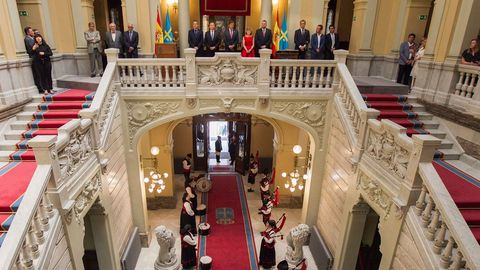 El socialista Adrin Barbn, ha tomado posesin de su cargo como jefe del Ejecutivo asturiano, en un acto al que han asistido, entre otros, el presidente saliente del Principado, Javier Fernndez y lss ministros en funciones, Mara Luisa Carcedo y Luis Planas