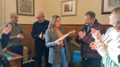 Roc�o L�pez, alcaldesa de Lourenz�, recibe o facho das Letras Galegas