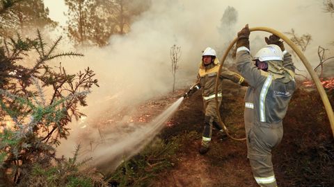 Una brigada intenta evitar que el fuego llegue a las casas de Barxa, Chavaga
