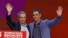 Pedro Snchez, junto al expresidente del Gobierno Jos Luis Rodrguez Zapatero, en la clausura del congreso de la Internacional Socialista en Madrid.