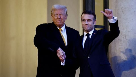 El presidente francs, Emmanuel Macron, saluda al presidente electo de Estados Unidos, Donald Trump, desplazado a Pars para la reapertura de Notre Dame