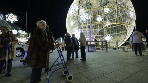 Los mayores de la residencia Padre Rubinos disfrutaron de la iluminaci�n de Navidad gracias a Radio Taxi