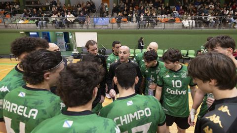 Adri�n Dubra da instrucciones durante un partido del Calvo Xiria