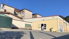 Una trabajadora de la limpieza entra en el CEIP Rabadeira.