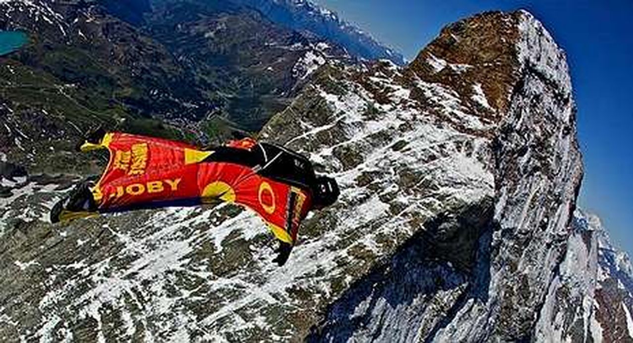Salto de «wingfly» en directo desde la cumbre del Everest