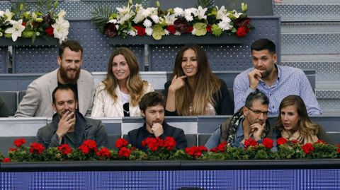 Los jugadores del Real Madrid de baloncesto Sergio Rodríguez y Felipe Reyes, en el mismo palco que el cocinero Paco Roncero.