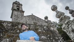 Antonio Rodr�guez na Igrexa de San Cosme de Outeiro, onde comeza a primeira ruta de outono
