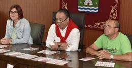 La concejala, el alcalde y el presidente de la comisi�n, en el acto de ayer en el Concello. 