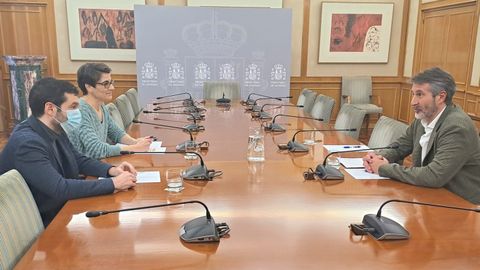 El ministro de�Derechos Sociales, Consumo�y Axenda 2030, Pablo Bustinduy, y el presidente de la Fegamp, Alberto Varela.