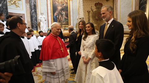 El rey Felipe VI, la reina Letizia y sus hijas, la princesa Leonor y la infanta Sof�a, junto al papa Le�n XIV tras escuchar un coro de la Escolan�a, agustinos, durante una recepci�n en el Palacio Real.