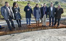 El conselleiro Jes�s V�zquez, tercero por la derecha, observa la Pedra do Labirinto, en Mogor. 