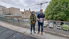 Natalia Gonz�lez y Rafael Rodr�guez Villarino, ante la Plaza de Abastos