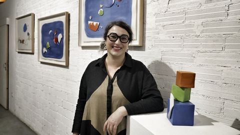 La artista Alba Fern�ndez junto a algunas de las obras que expone en la galer�a Dod� Dad� de Ourense.