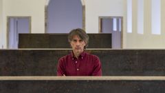 Tall�n, retratado con la copia realizada por el propio Richard Serra y que sustituy� en el Museo Reina Sof�a la obra desaparecida de los almacenes �Equal-Parallel: Guernica-Bengasi�.