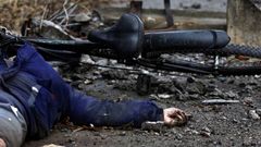 Una mujer, entre la veintena de cuerpos que yacen en una calle de la localidad de Bucha, en la periferia de Kiev.