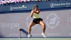 J�ssica Bouzas Maneiro, devolviendo una pelota a Belinda Bencic durante su duelo de primera ronda en la pista central del WTA 1.000 de Dub�i.