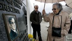 Una mujer ante la tumba de Ant�nio Oliveira de Salazar, en Santa Comba de D�o.