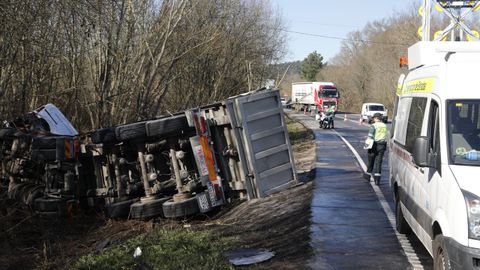 Imagen del accidente, con el cami�n volcado tras impactar con los otros dos veh�culos y salirse de la carretera