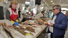 El PSOE hace campa�a en el mercado de Vilagarc�a