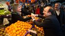 Miquel Iceta, durante una visita ayer a un mercado de Barcelona